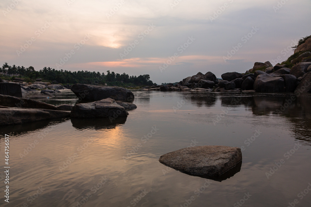 インド　ハンピのトゥンガバドラ川と夕日