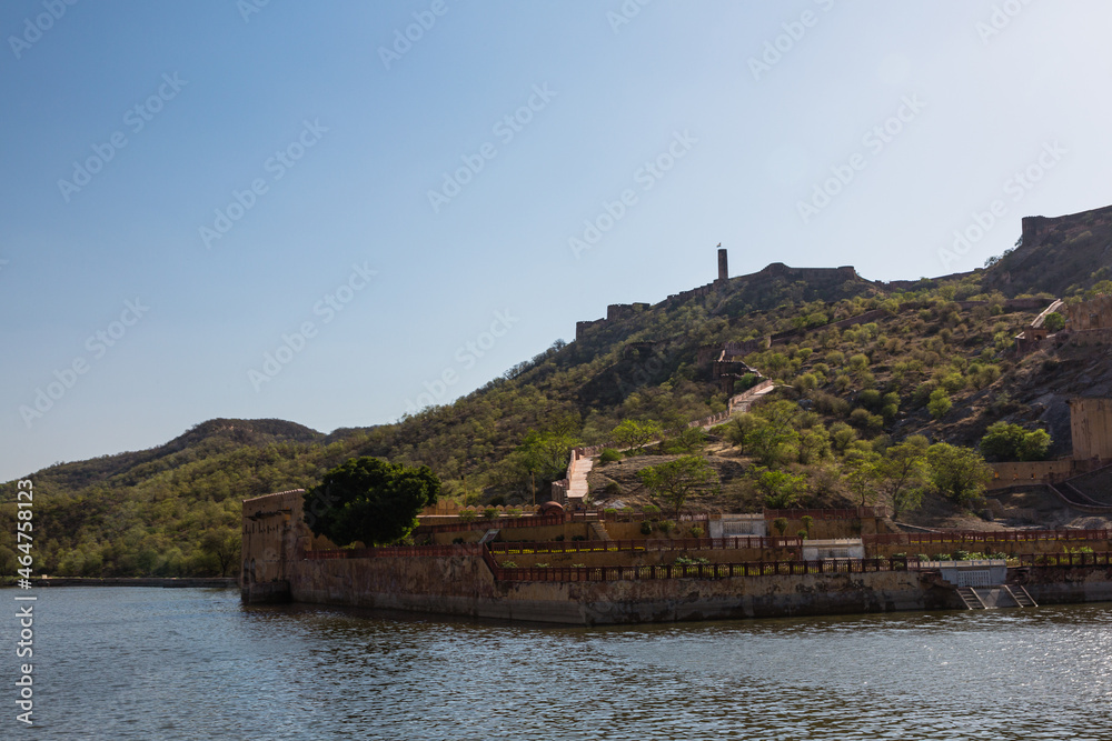 インド　ジャイプルにあるラージャスターンの丘陵城塞群のアンベール城とマオタ湖の上にある水上庭園