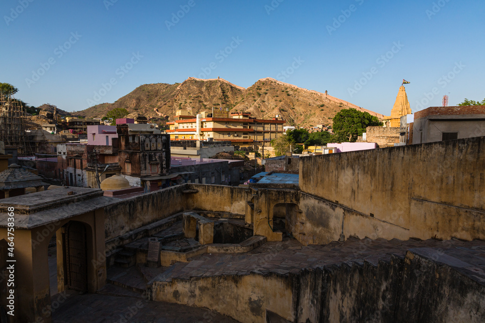 インド　ジャイプルの街並みと丘に広がるジャイガール要塞の城壁