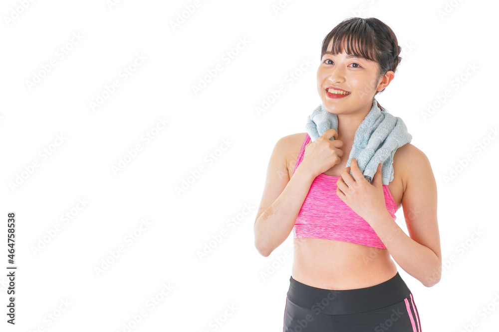 タオルで汗を拭く女性