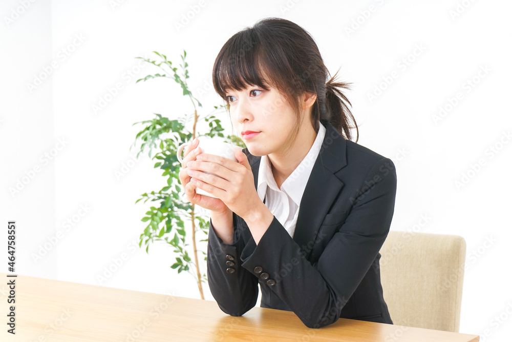 カフェでリラックスするビジネスウーマン カフェでリラックスするビジネスウーマン