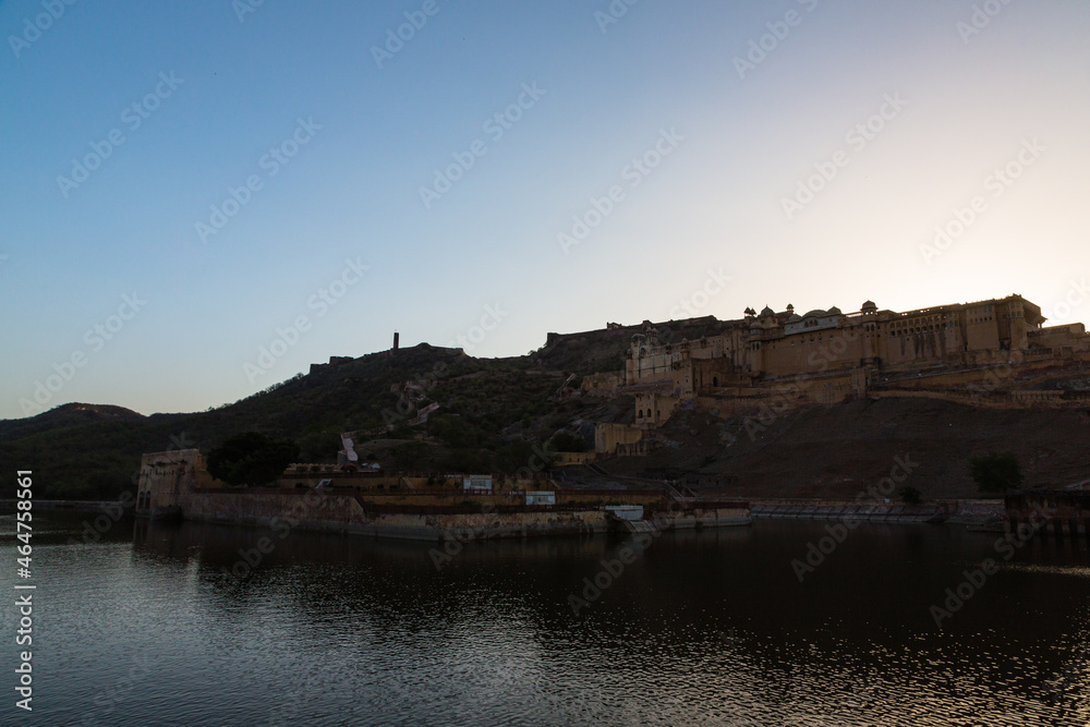 インド　ジャイプルのラージャスターンの丘陵城塞群のアンベール城とマオタ湖