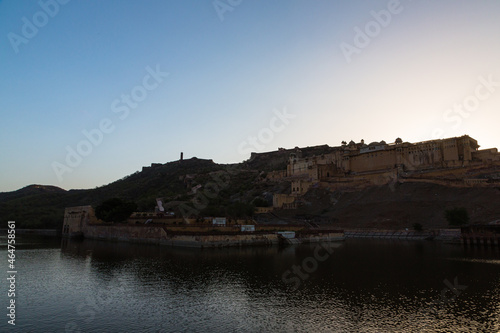 インド ジャイプルのラージャスターンの丘陵城塞群のアンベール城とマオタ湖