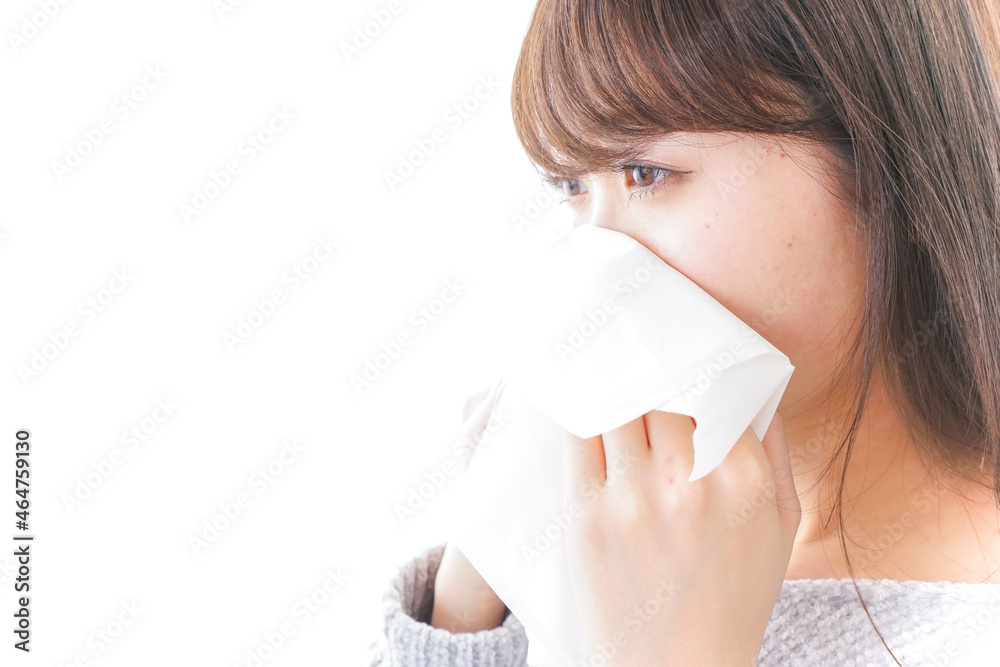 風邪・花粉症で鼻をかむ女性