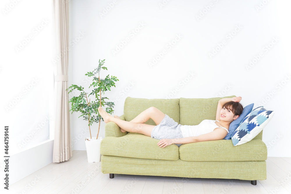 一人の時間を過ごす思春期の女性 一人の時間を過ごす思春期の女性