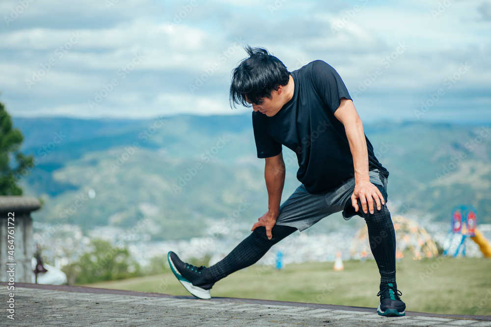 公園で準備運動する男性（屈伸） Stock Photo | Adobe Stock