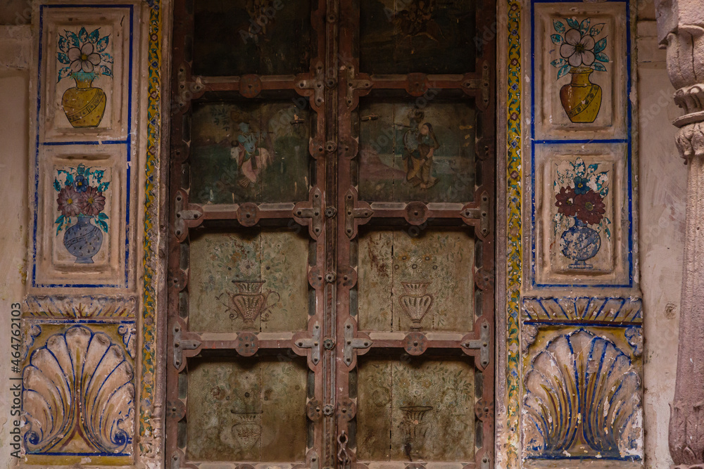 インド　ジョードプルのメヘラーンガル砦の宮殿の中庭のドア