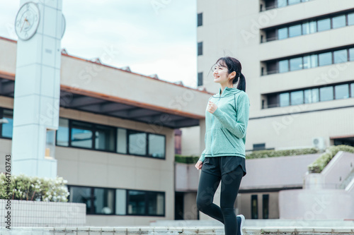 都会でトレーニングする女性 