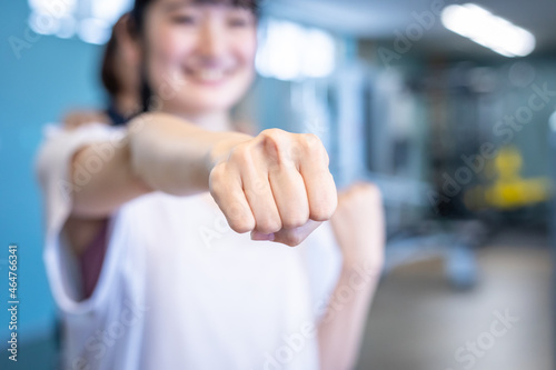 スポーツジムでボクササイズをする女性（手） 