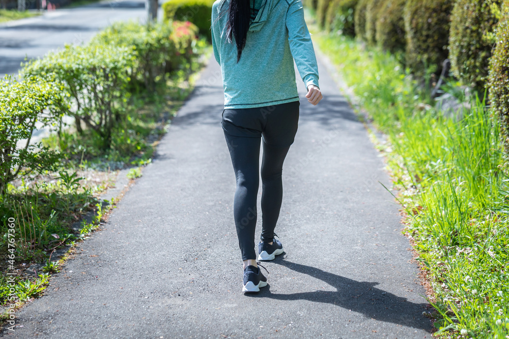 緑の中でウォーキングする女性(後ろ姿・脚)
緑の中でウォーキングする女性(後ろ姿・脚)