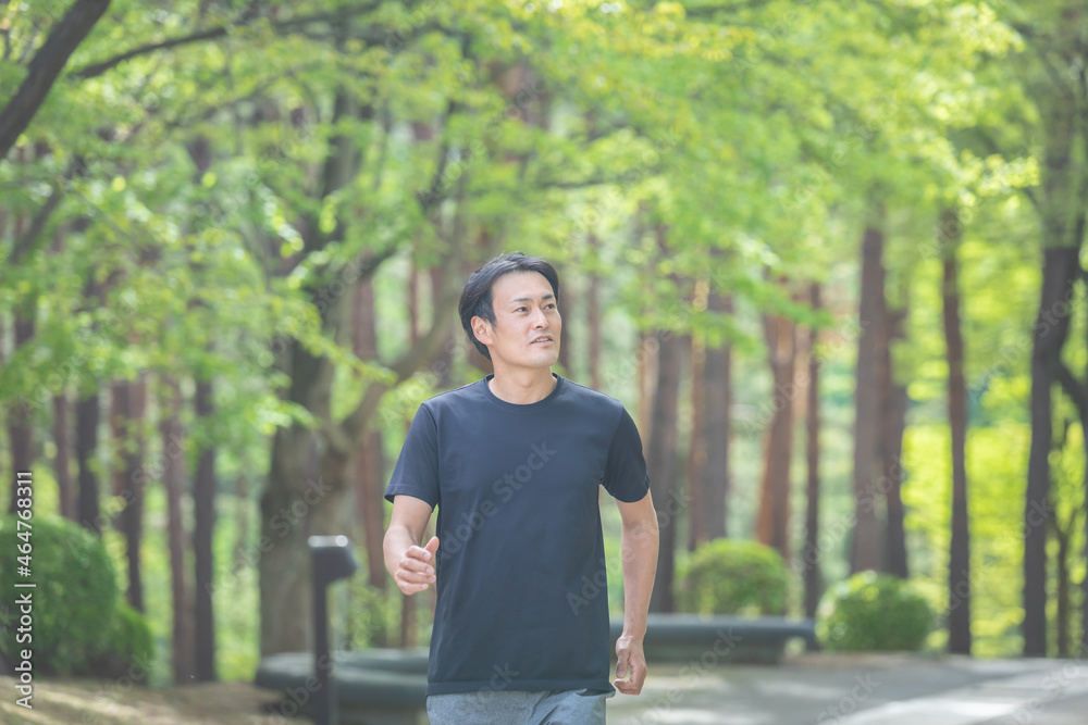 ウォーキングする男性
