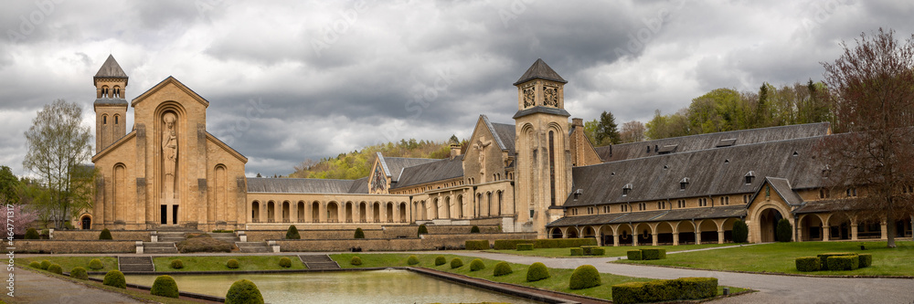 Fototapeta premium Panorama de l'abbaye d'Orval (Wallonie, Belgique)