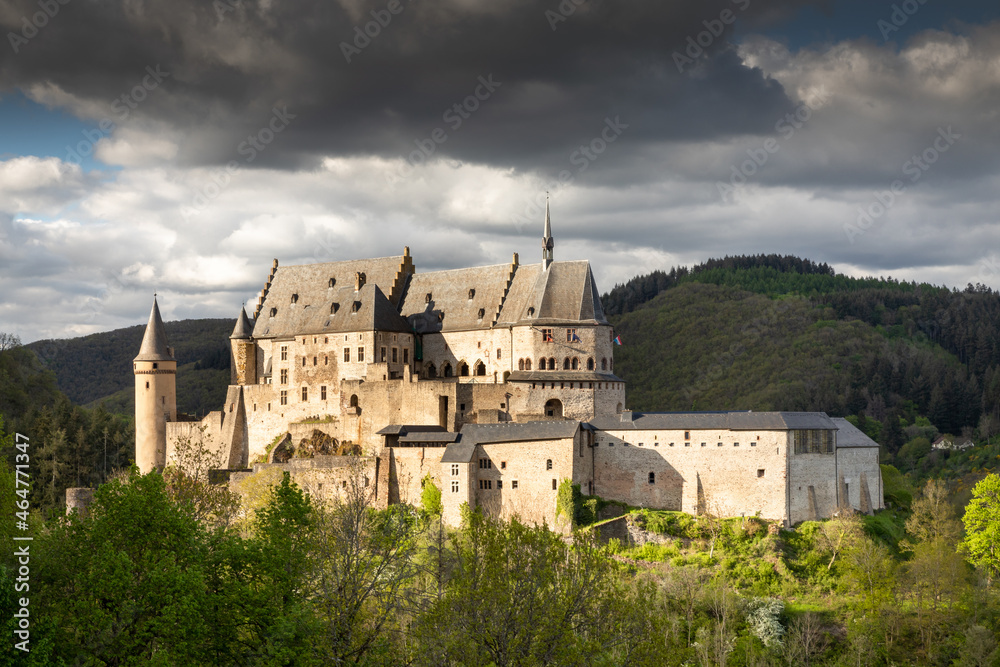 Château de Vianden (Luxembourg) sous un ciel partagé entre nuages gris d'organes et éclaircies (belle lumière)