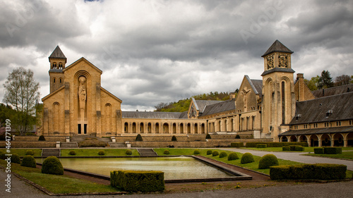 L'abbaye d'Orval et ses jardins sous un ciel gris chargé de nuages (Wallonie, Belgique)