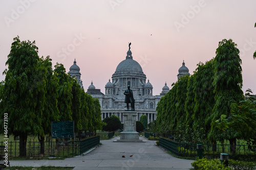 インド コルカタにあるビクトリア・メモリアルと夕焼けで染まった空