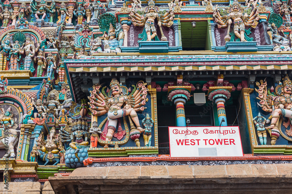 インド　マドゥライの街中にあるミーナークシ寺院の西門