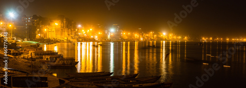 インド　ヴァラナシの聖なるガンジス川沿いの夜景 © pespiero