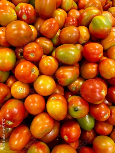 Tomato (Solanum lycopersicum syn. Lycopersicum esculentum) is a plant from the Solanaceae family, native to Central and South America, from Mexico to Peru.