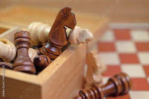 Schachfiguren in einer Holzkiste in Nahaufnahme photo