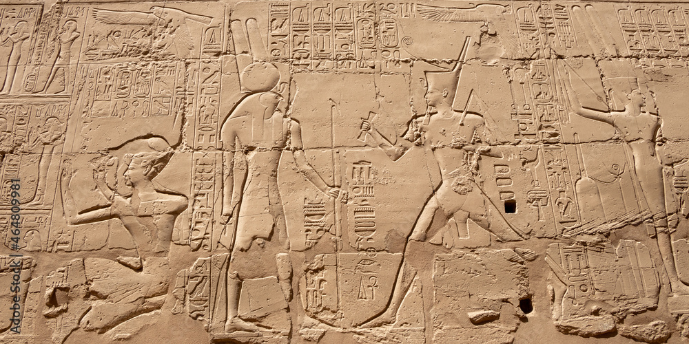 Obraz premium Ancient Egyptian murals and writings on the stone walls of the Karnak Temple in Luxor