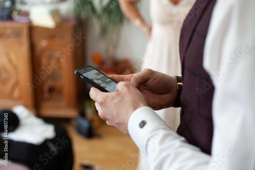 man typing on his cell phone