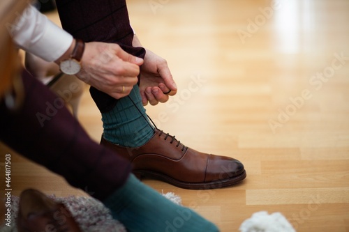 Foto man groom getting ready for wedding