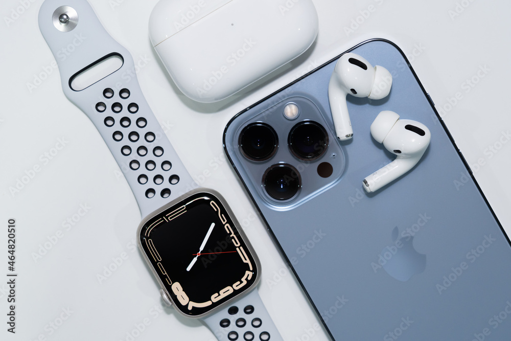 Foto Stock Top view of the new iPhone 13 Pro Max Sierra Blue Color and the  new apple watch series 7 starlight color with airpod pro with charging case  on white background.