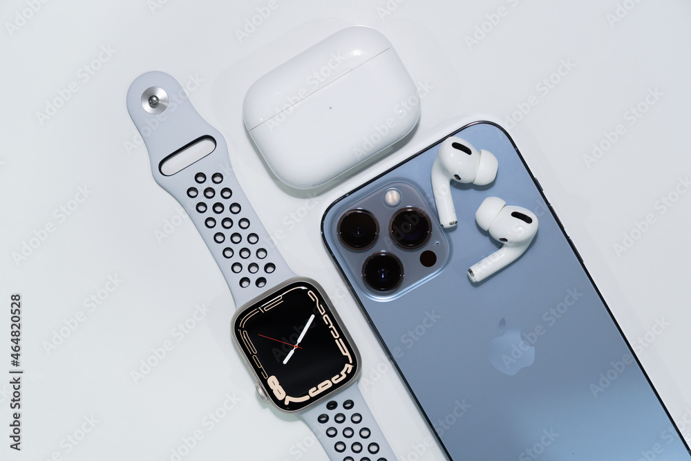Foto Stock Top view of the new iPhone 13 Pro Max Sierra Blue Color and the  new apple watch series 7 starlight color with airpod pro with charging case  on white background.