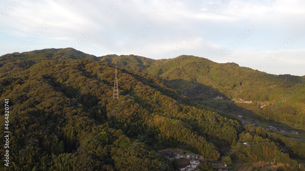 Fototapeta premium 山口県観光地ドローン空撮 朝日の光と瀬戸内海の島々と柳井市の街並み！