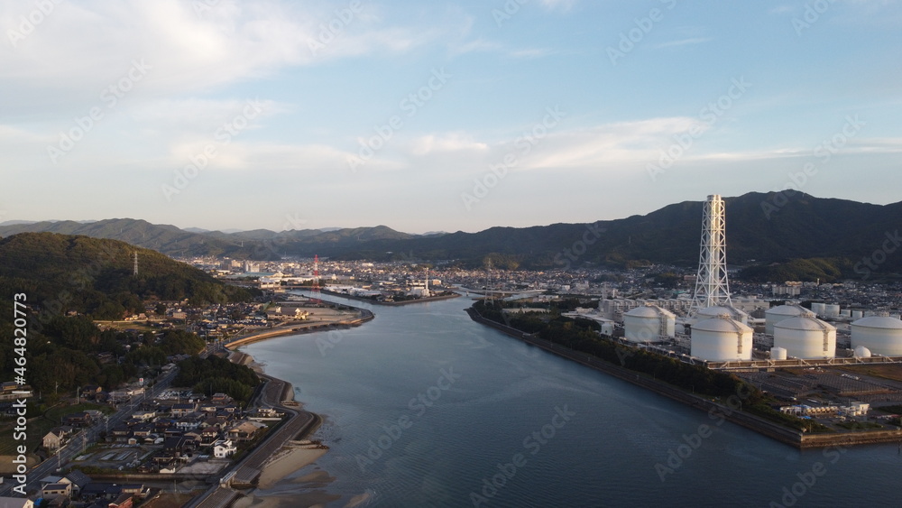 Fototapeta premium SDGs地方創生×火力発電所 ドローンで撮影した柳井市の早朝の風景(山口県観光スポット)