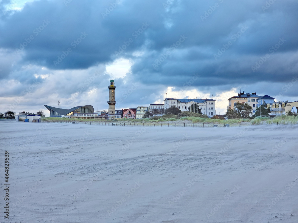 Strand Warnemünde mit Blick auf Teepott und alten Leuchtturm Strand Warnemünde mit Blick auf Teepott und alten Leuchtturm