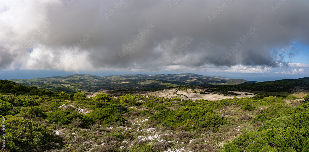 Wanderung auf den Vrachionas bei starken Wolken