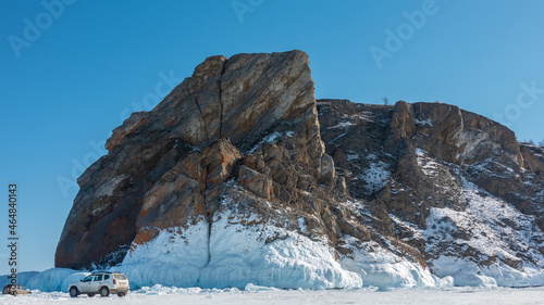 Fotografia A picturesque granite rock, devoid of vegetation, against a blue sky