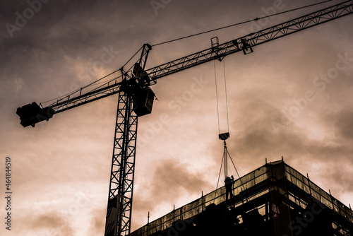 타워크레인과 건설중인 건물이 보이는 도시 건설 현장