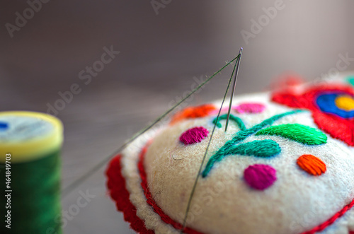 Εκτύπωση καμβά decorative needlepoint with patterns made of felt and threaded sewing needle