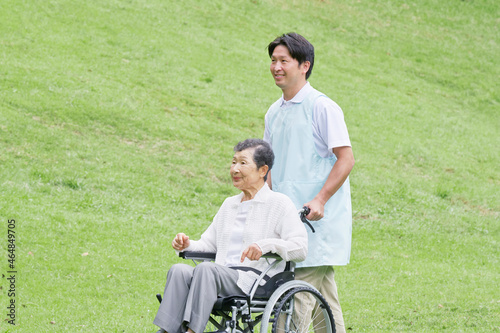 高齢者の車椅子を押す介護士