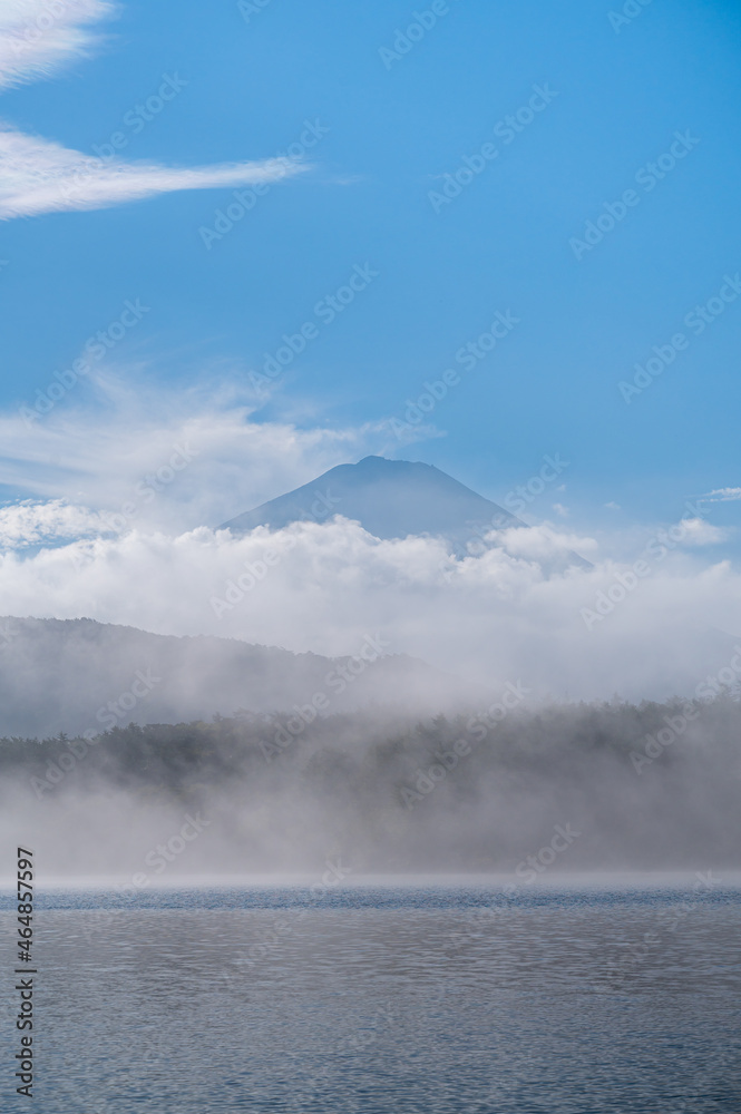 西湖から見える霧の中の富士山
