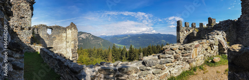 Breites Panoramabild  einer Burgruine in der Steiermark , in Österreich © lucky  photographer