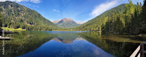 Breites Panoramabild  des Erachsee in der Steiermark , in Österreich. Mit schöner Wasserspiegelung © lucky  photographer