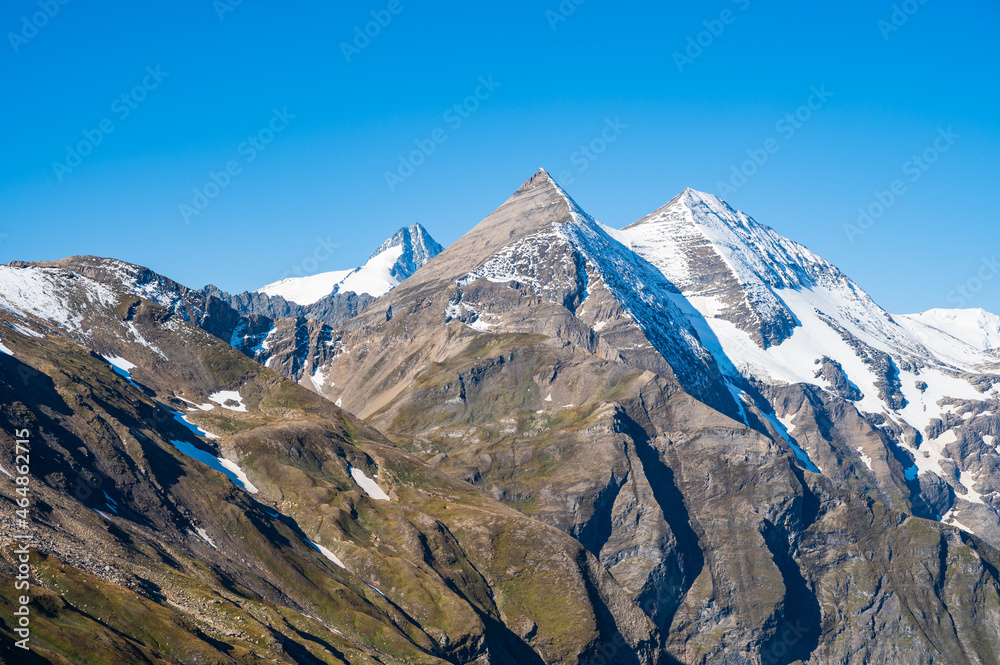 Blick auf Großglocker (3798) mit Sonnenwelleck (3261m) und Fuscherkarkopf (3331m) an der Großglocker Hochalpenstraße in Österreich