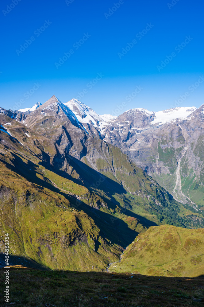 Großglocknergebiet in den österreichischen Alpen im Hochsommer mit schneebedeckten Gipfeln