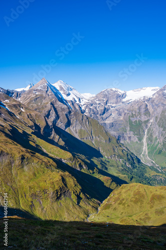 Obraz na płótnie Großglocknergebiet in den österreichischen Alpen im Hochsommer mit schneebedeckten Gipfeln w salonie
