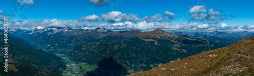 Breites Panoramabild  einer Berglandschaft in der Steiermark , in Österreich © lucky  photographer