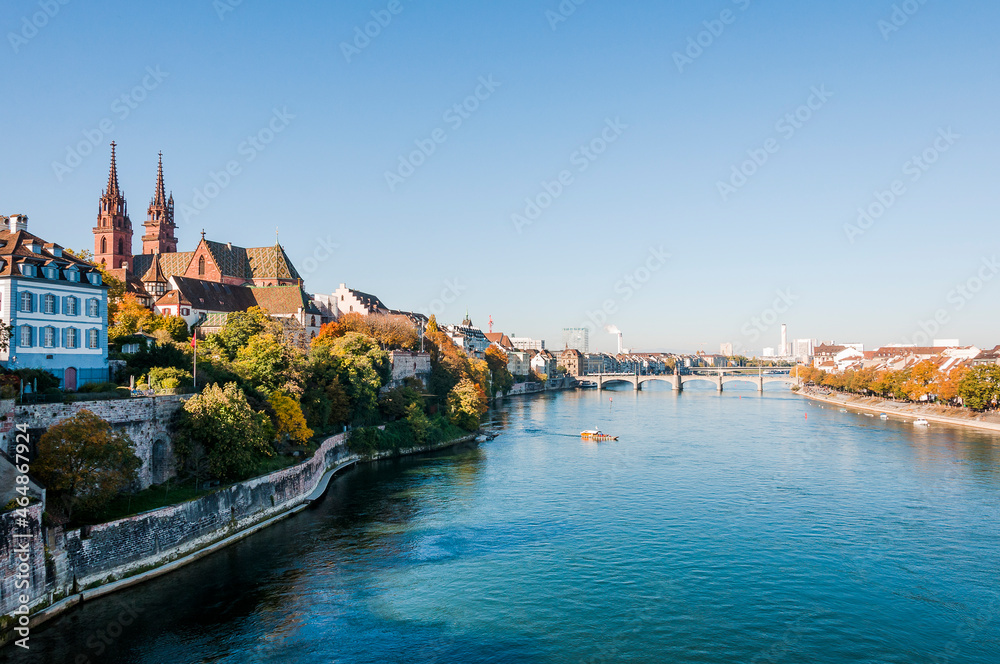Fototapeta premium Basel, Münster, Altstadt, Pfalz, Rhein, Fähre, Rheinbrücke, Grossbasel, Kleinbasel, Kirche, Altstadthäuser, Rheinufer, Herbst, Herbstmesse, Basel-Stadt, Schweiz