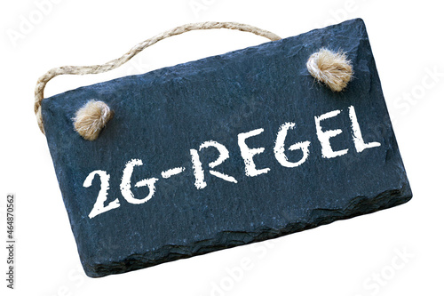 2G-Regel und Schild auf weissem Hintergrund photo