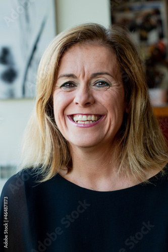 Retrato de mujer rubia adulta divertida y sonriendo con maquillaje. 