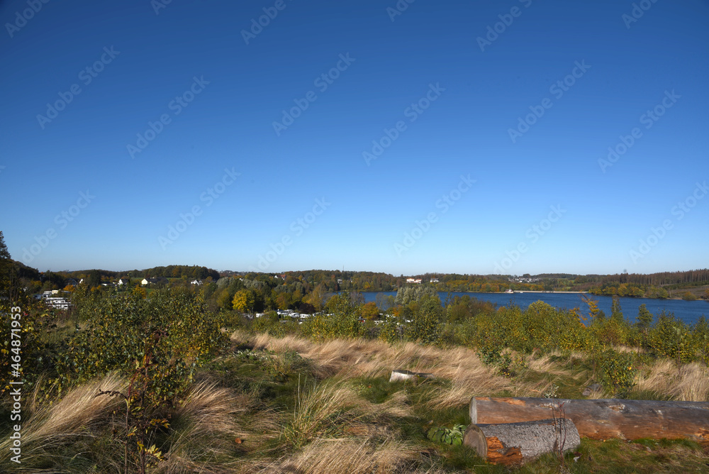 Seelandschaft im Herbst