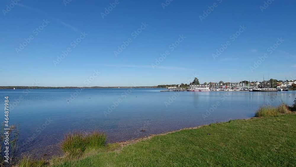 Der Cospudener See bei Leipzig an einem sonnigen Herbsttag Der Cospudener See bei Leipzig an einem sonnigen Herbsttag
