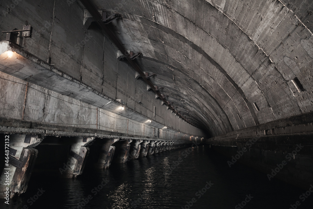 Obraz premium Industrial concrete tunnel interior perspective