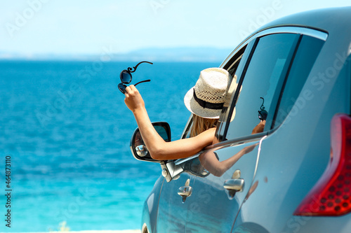 Canvas Print happy driver in car at sea in summer concept freedom and happy